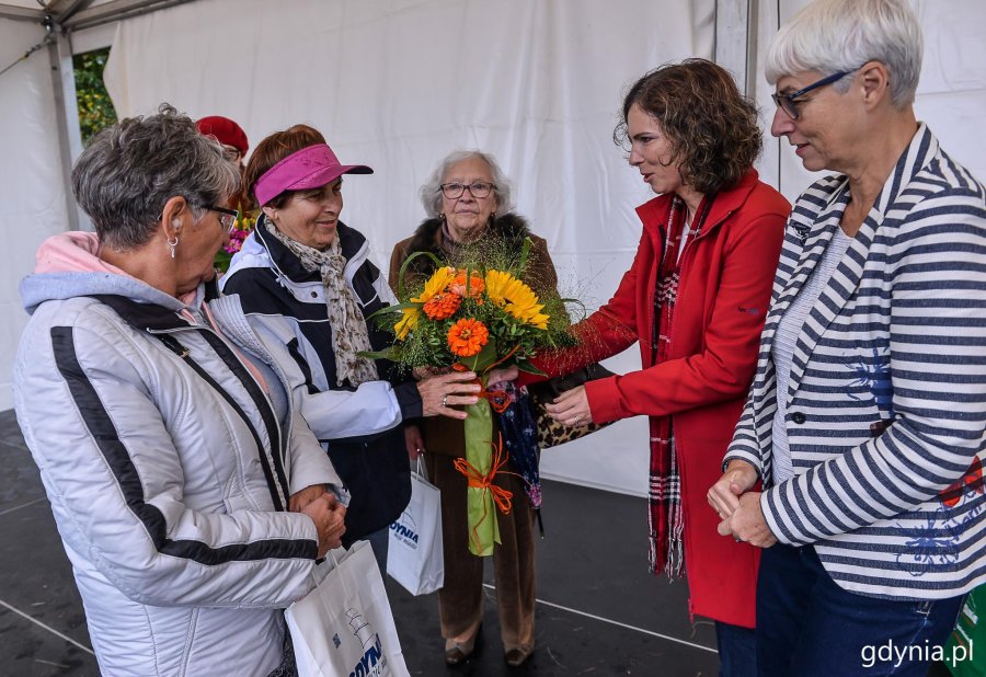 Przewodnicząca gdyńskiej Rady Miasta Joanna Zielińska wręczała nagrody laureatom konkursu "Gdynia w kwiatach" // fot. Przemek Świderski