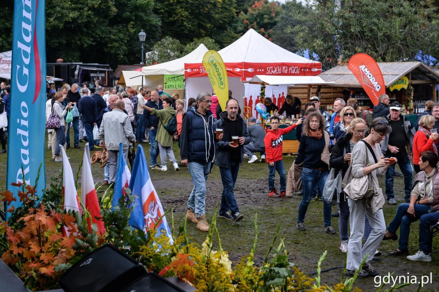 Laureaci konkursu "Gdynia w Kwiatach" odebrali z rąk przewodniczącej Rady Miasta Joanny Zielińskiej nagrody i wyróżnienia // fot. Przemysła Świderski