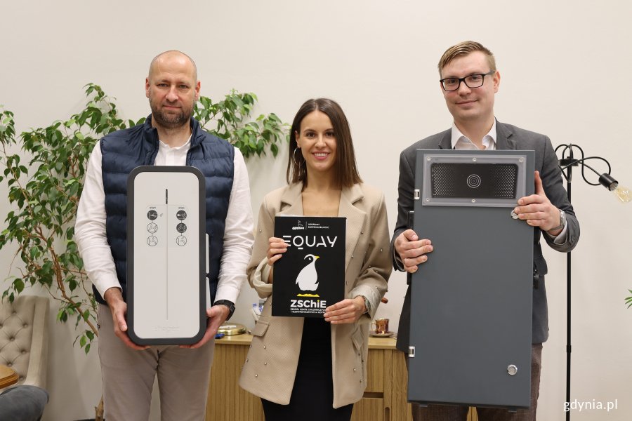Uroczystość podpisania umowy o współpracy z firmą EQUAY w ZSChiE, na zdjęciu od lewej: prezes firmy Marek Kwiczała, kierownik serwisu Sylwia Świątczak oraz specjalista ds. sprzedaży Marcin Małopolski w EQUAY (fot. Katarzyna Balcerzak)