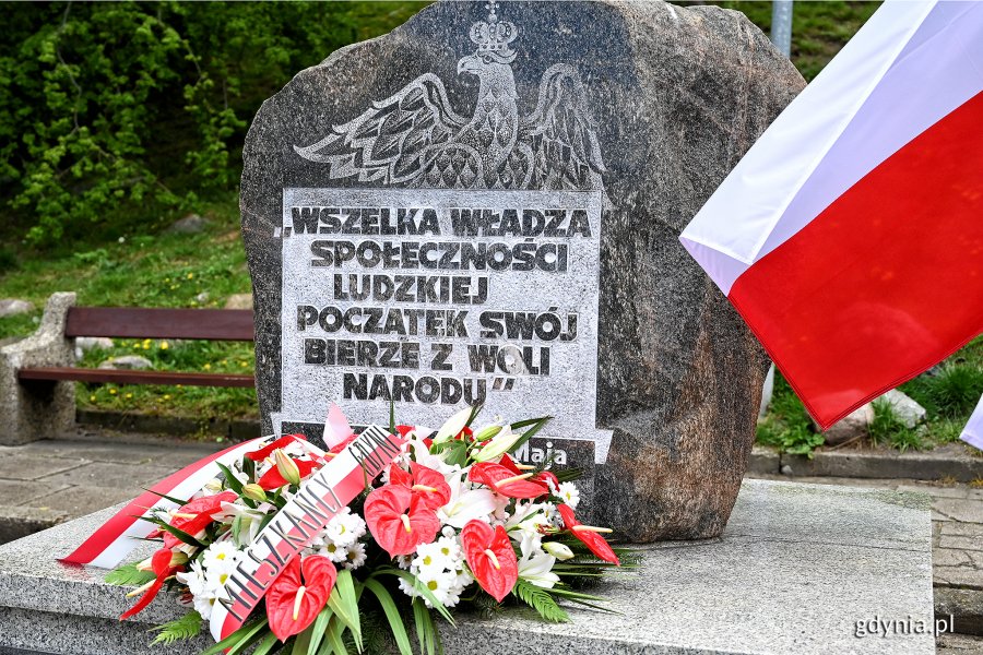Prezydent Gdyni Wojciech Szczurek złozył kwiaty pod pomnikiem Konstytucji 3 Maja // fot. Michał Puszczewicz