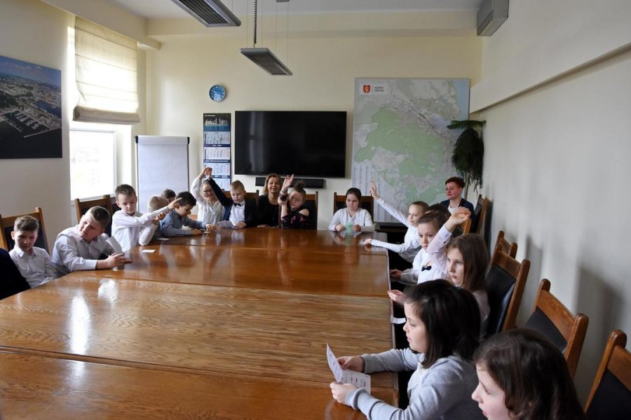Uczniowie z III B Szkoły Podstawowej nr 31 z Gdyni u prezydenta Wojciecha Szczurka // fot. Michał Kowalski