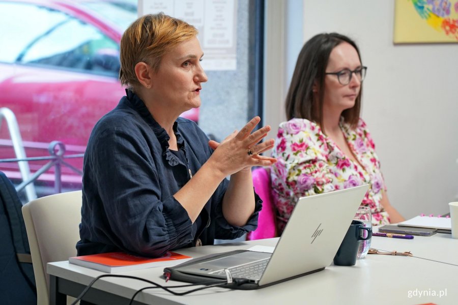Małgorzata Kopka-Piątek z Fundacji im. Stefana Batorego podczas prelekcji na czwartym posiedzeniu Gdyńskiej Rady Kobiet