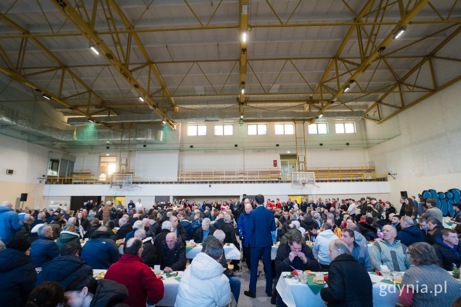 Uczestnicy gdyńskiej wigilii dla samotnych i potrzebujących przy świątecznych stołach 