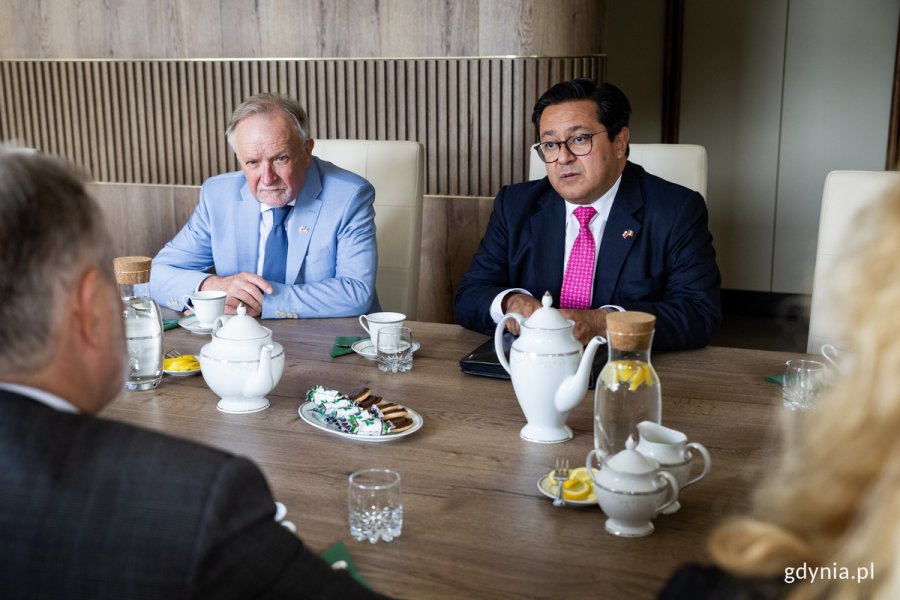 Od prawej: JE Juan Sandoval Mendiolea - ambasador Meksyku w Polsce, Andrzej Suchecki - konsul honorowy Meksyku w Gdańsku podczas spotkania z prezydentem Wojciechem Szczurkiem w Urzędzie Miasta Gdyni 