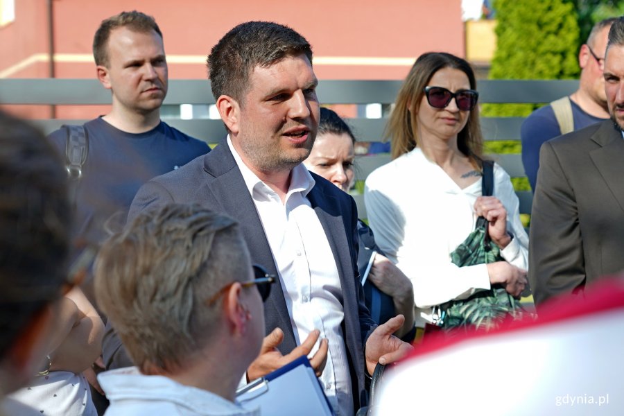 Wiceprezydent Gdyni Maciej Zielonka, radny miasta Norbert Anisowicz, radni dzielnicy i mieszkańcy podczas wizji terenowej przy ul. Demptowskiej 46