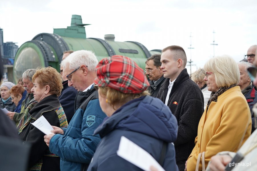 Uczestnicy uroczystości z okazji 80. rocznicy zatopienia statków pasażerskich „Wilhelm Gustloff”, „Steuben” i „Goya” przez okręty podwodne sowieckiej floty, która odbyła się na nabrzeżu przy molo Południowym 