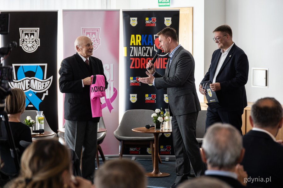 Profesor Jan Skokowski, Tomasz Majchrowicz i Marcin Gruchała. Konferencja European Healthy Stadia Network zorganizowana przez Arkę Gdynia, Gdański Uniwersytet Medyczny i Gdyńskie Centrum Zdrowia (fot. Kamil Złoch)