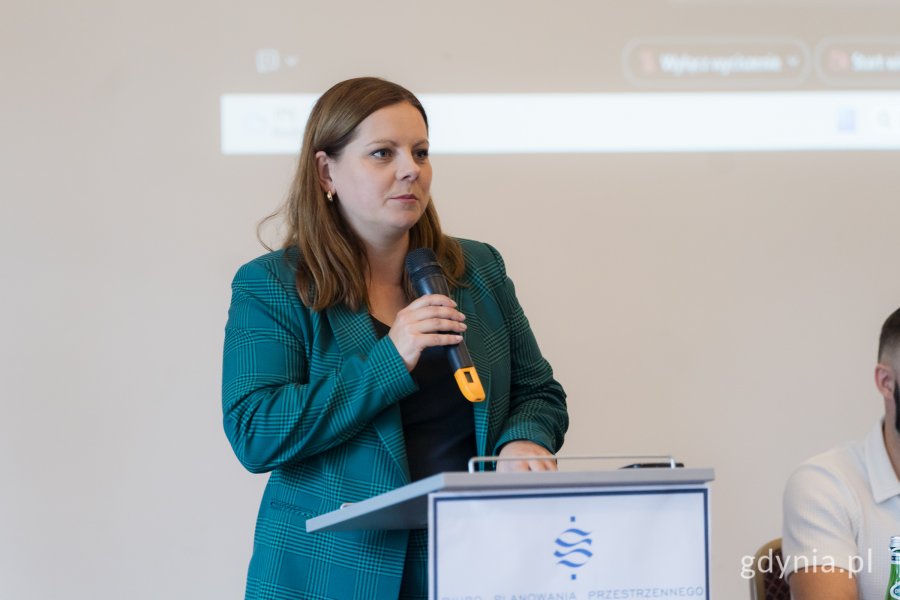 Spotkanie otwarte w sprawie planu ogólnego. Przemawia Aleksandra Kosiorek, prezydent Gdyni.