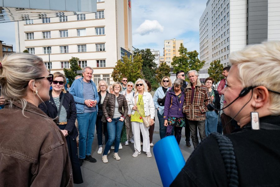 Uczestnicy spaceru Szlakiem Filmowym Gdyni zgromadzeni przed Gdyńskim Centrum Filmowym