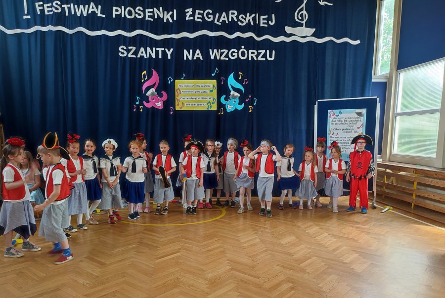 Dzieci w marynarskich strojach na scenie