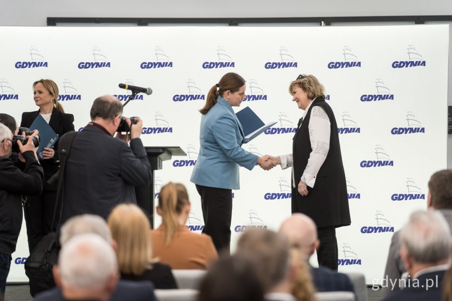 Na zdjęciu: Aleksandra Kosiorek, prezydent Gdyni i Małgorzata Sokołowska, redaktorka Uniwersyteckiego Kuriera Morskiego UMG (fot. Paweł Budziński)