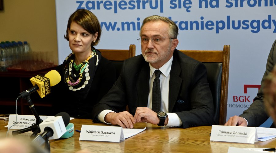 Konferencja poświęcona ankiecie preferencji Mieszkania Plus, od prawej strony Wojciech Szczurek, prezydent Gdyni i Katarzyna Gruszecka-Spychała, wiceprezydent Gdyni ds. gospodarki, fot. Kamil Złoch