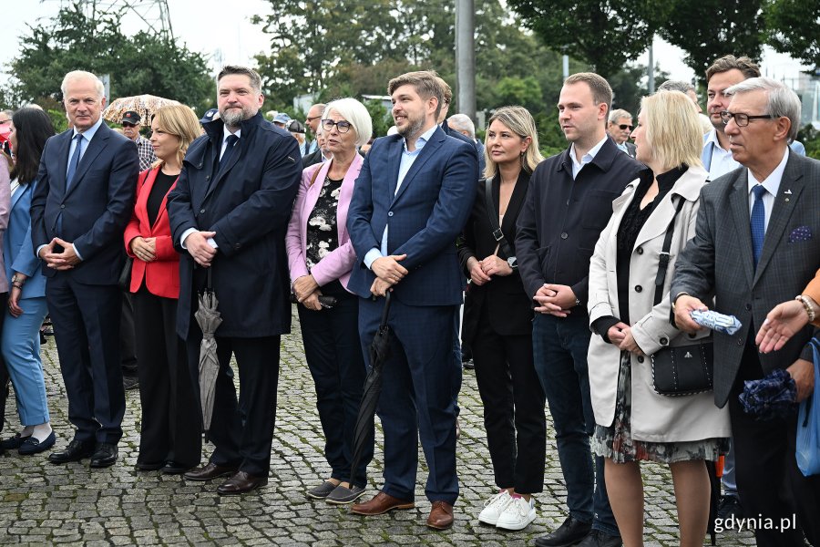 Uroczystości pod pomnikiem Ofiar Grudnia 1970 rozpoczęły gdyńskie obchody 45. rocznicy zakończenia strajków i podpisania porozumień sierpniowych. Na zdjęciu, od lewej: senator Sławomir Rybicki, wiceprezydentka Gdyni Oktawia Gorzeńska, przewodniczący Rady Miasta Tadeusz Szemiot, radni Joanna Zielińska, Dominik Aziewicz, Monika Strzałkowska, Norbert Anisowicz, Beata Zastawna, obok Zenon Roda (fot. Michał Puszczewicz)