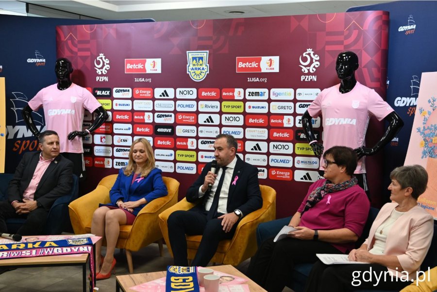 Paweł Bień, dyrektor operacyjny Arki Gdynia,Jolanta Sobierańska-Grenda, prezes Szpitali Pomorskich, Anna Melki, dyrektorka Gdyńskiego Centrum Zdrowia,  Janina Łojba, stowarzyszenie Amazonek w Gdyni (fot. Magdalena Starnawska)