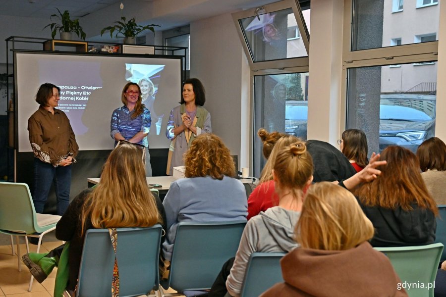 Od lewej: Kinga Fromlewicz &ndash; menoedukatorka, Małgorzata Sowińska &ndash; ginekolog i członkini Gdyńskiej Rady Kobiet oraz Agnieszka Schneider-Szymańska &ndash; psycholożka i seksuolożka poprowadziły spotkanie &bdquo;Twoje ciało w nowym rytmie. O perimenopauzie i menopauzie&rdquo; w ramach cyklu &bdquo;Marzec Kobiet: Port Dobrostan&rdquo;