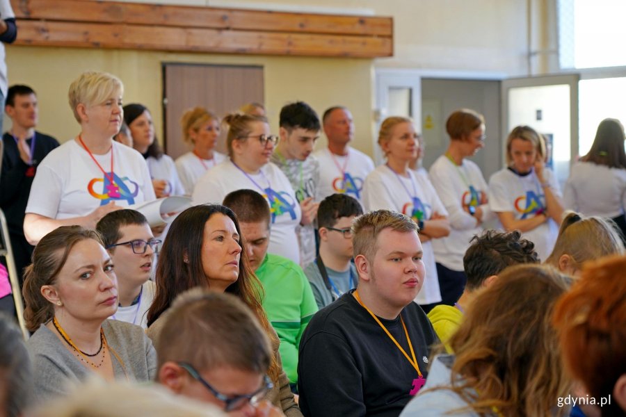 Uczestnicy wydarzenia z okazji Światowego Dnia Świadomości Autyzmu zgromadzenia na sali gimnastycznej ZSS 17 w Gdyni