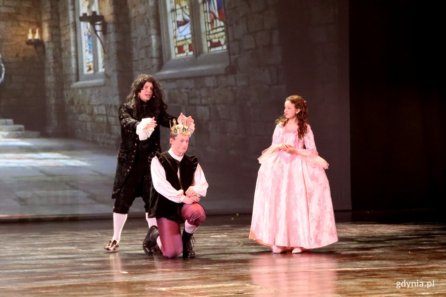 Koncert „Sekrety Zimowego Wiatru” w wykonaniu młodzieży z gdyńskiego MDK'u na scenie Teatru Muzycznego w Gdyni (fot. Katarzyna Balcerzak)