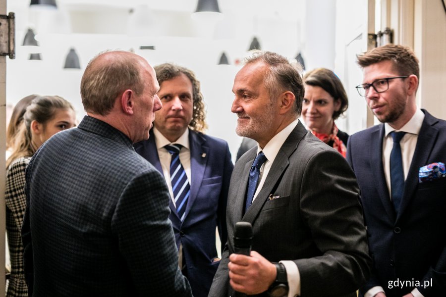 Podczas VIII Metropolitalnego Spotkania Noworocznego rozmawiano o najważniejszych wyzwaniach dla OMGGS / na zdjęciu Jacek Karnowski, prezydent Sopotu i Wojciech Szczurek, prezydent Gdyni, Katarzyna Gruszecka-Spychała, wiceprezydent Gdyni, Michał Glaser, dyrektor biura OMGGS // fot. Karol Stańczak