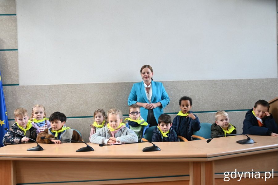 Dzieci w sali obrad wraz z prezydent (fot. Magdalena Starnawska)