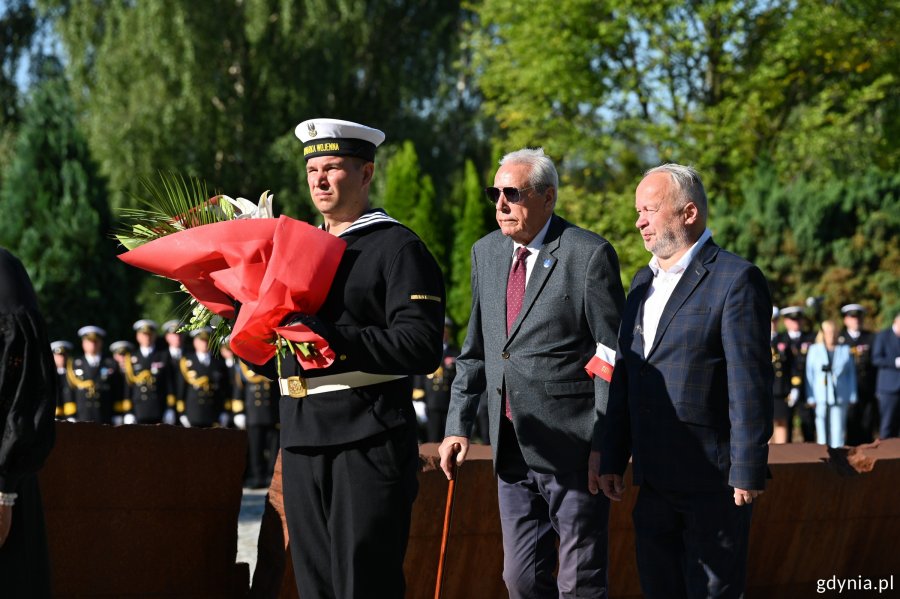 Kwiaty składają (od lewej): Andrzej Krajniak, członek zarządu stowarzyszenia Gdynian Wysiedlonych i Krzysztof Jankowski, prezes Światowego Związku Żołnierzy Armii Krajowej o/Gdynia
