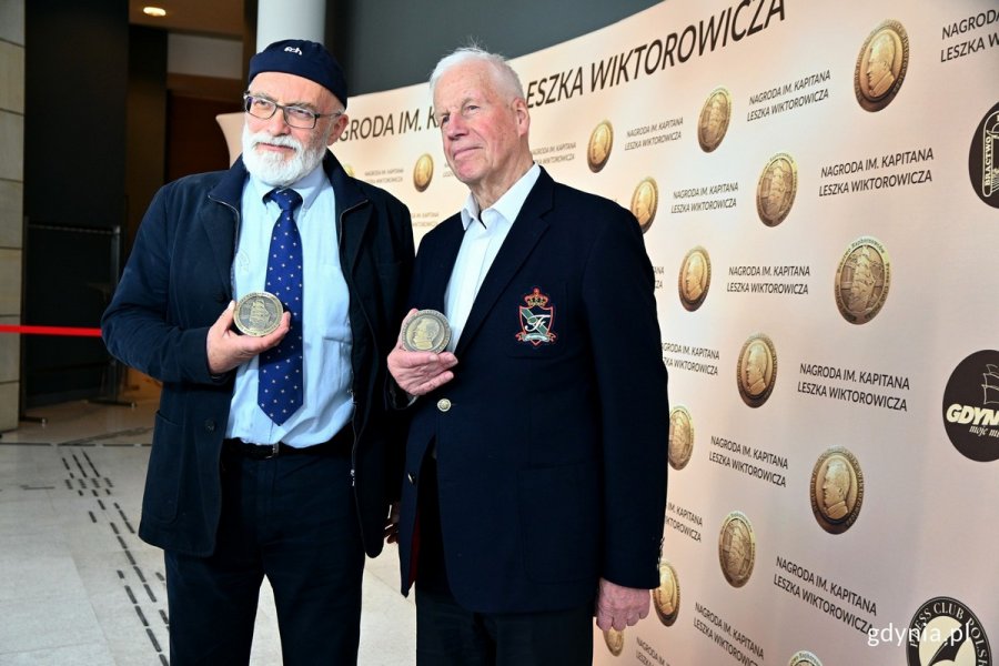 Piotr Kulczycki, organizator „Niebieskiej Szkoły” i armator żaglowca STS „Fryderyk Chopin” oraz kpt. Krzysztof Baranowski - laureat nagrody specjalnej z pamiątkowymi medalami // fot. Magdalena Czernek