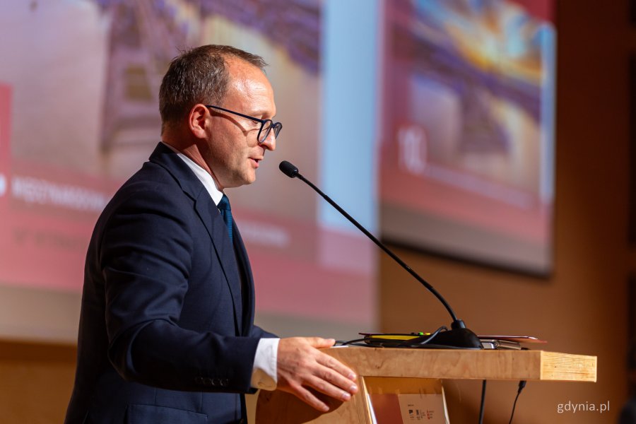 Przemawia wicemarszałek województwa pomorskiego Marcin Skwierawski. Panel otwierający konferencję „Modernizm w Europie – modernizm w Gdyni” – dzień pierwszy, piątek, 18 września (fot. Kamil Złoch)