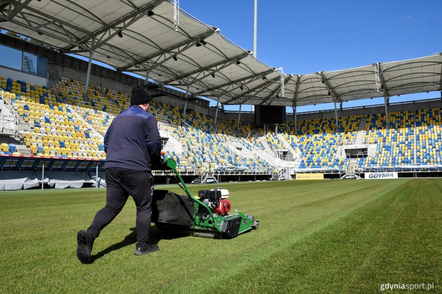 Trwa pielęgnacja nowej murawy (fot. Marek Urbaniak)