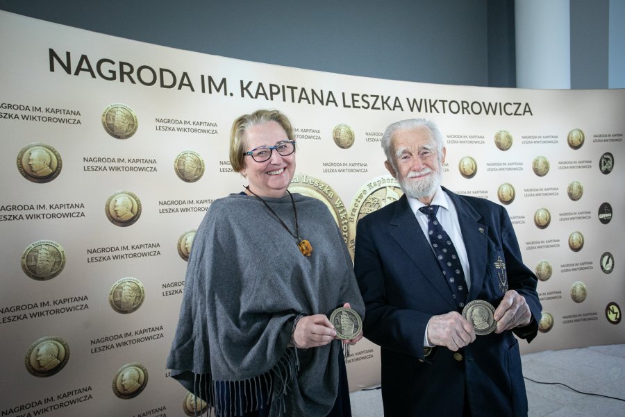 Lucyna Mieczkowska - żona Waldemara Mieczkowskiego, laureata nagrody specjalnej oraz kpt. Ziemowit Barański - laureat Nagrody im. kpt. Leszka Wiktorowicza // fot. materiały prasowe Press Clubu Polska