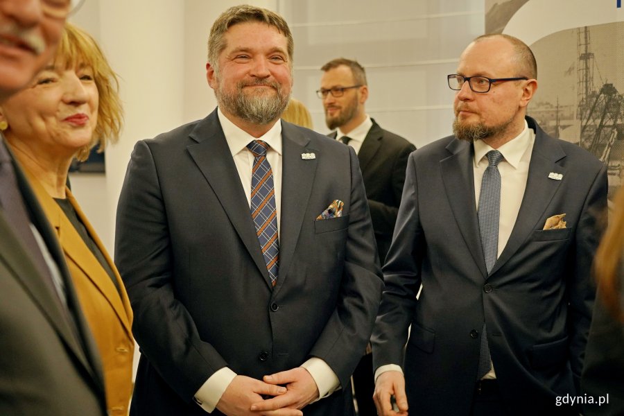 Mariusz Bzdęga &ndash; dyrektor zarządzający ds. kultury i aktywności mieszkańc&oacute;w Urzędu Miasta Gdyni, Tadeusz Szemiot &ndash; przewodniczący Rady Miasta Gdyni oraz Karin Moder &ndash; dyrektorka Muzeum Miasta Gdyni podczas zwiedzania wystawy &bdquo;Gdynia x 10&rdquo; 