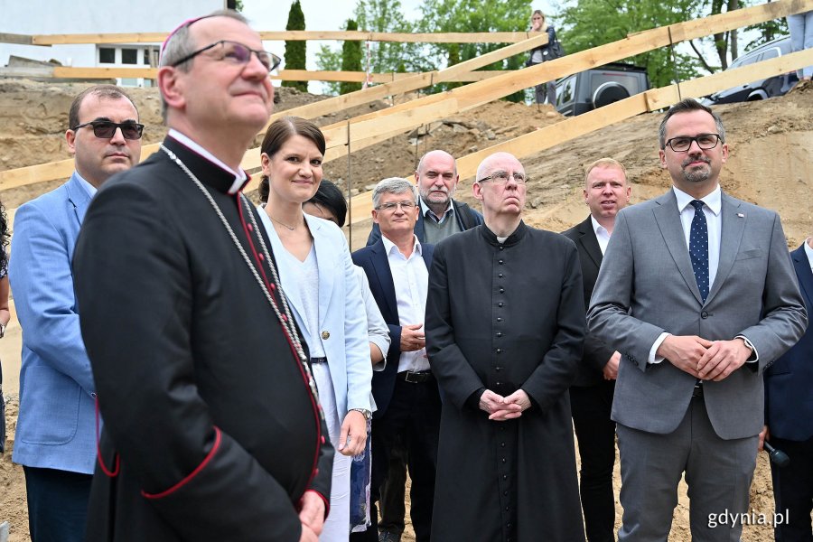 Od lewej: W uroczystym wmurowaniu kapsuły czasu oraz kamienia węgielnego pod budowę Katolickiego Centrum Kultury i diecezjalnego Centrum Ruchu Światło-Życie uczestniczyli m.in.: abp Tadeusz Wojda - metropolita gdański, Andrzej Jaworski - prezes PZU Zdrowie, Katarzyna Gruszecka-Spychała - wiceprezydentka Gdyni, a także (pierwszy z prawej) Marcin Horała - sekretarz stanu w Ministerstwie Funduszy i Polityki Regionalnej // fot. Michał Puszczewicz