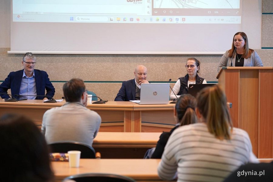 Na zdjęciu przedstawiciele samorządu za stołem kolegialnym