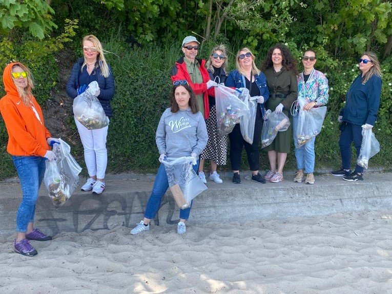 Zbiórka odpadów na plaży przy Polance Redłowskiej