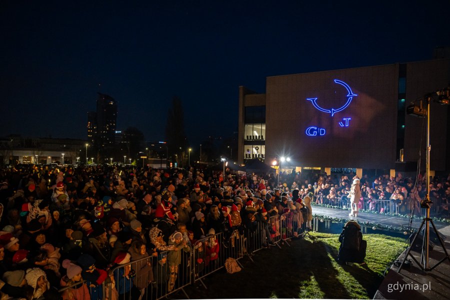 Występ wokalistki z Młodzieżowego Domu Kultury w Gdyni podczas gdyńskich mikołajek na placu Grunwaldzkim (fot. Kamil Złoch)