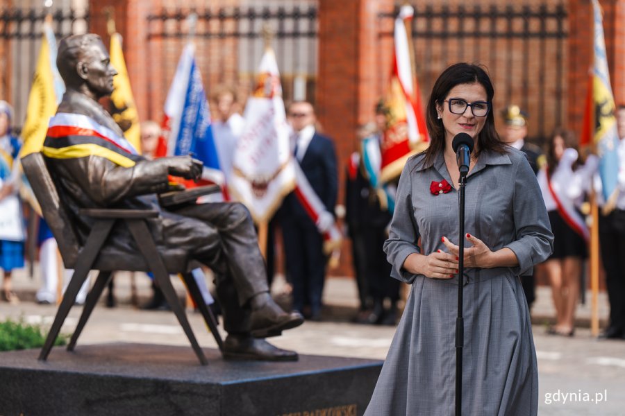 Aleksandra Dulkiewicz, prezydentka Gdańska podczas uroczystego przemówienia w dniu odsłonięcia pomnika Lecha Bądkowskiego (fot. Mateusz Dietrich)