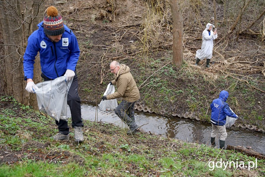 Wiceprezydent Michał Guć i inni uczestnicy sprzątania terenu przy Źródle Marii, które zorganizowano w ramach akcji „Godzina dla Ziemi WWF” 