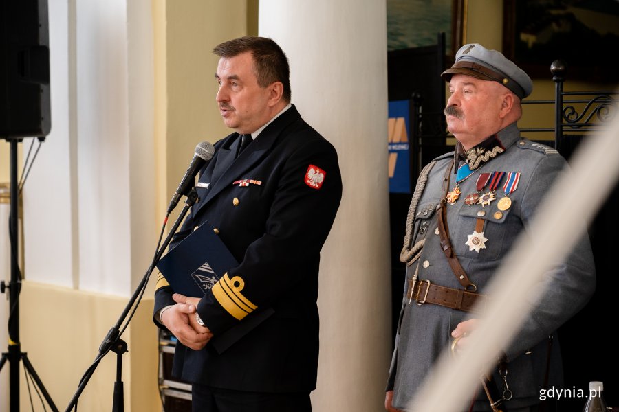 Na zdjęciu od lewej: kierownik Klubu MW kmdr por. Maciej Budziński i prezes Zarządu Okręgu Pomorskiego Związku Piłsudczyków RP w Gdyni płk. ZP RP Julian Aleksander Michaś (fot. Natalia Kawalerowicz)