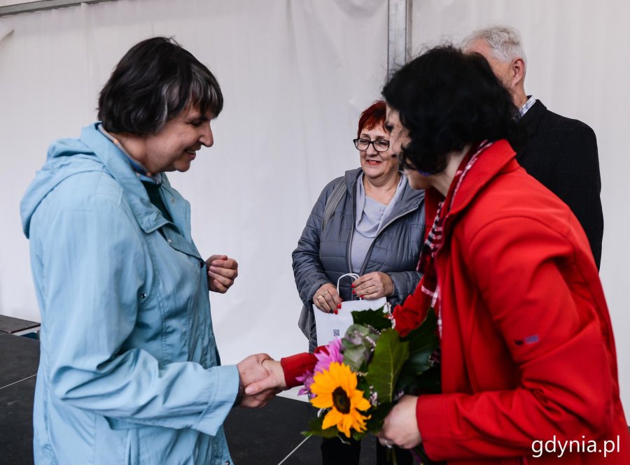 Laureaci konkursu "Gdynia w Kwiatach" odebrali z rąk przewodniczącej Rady Miasta Joanny Zielińskiej nagrody i wyróżnienia // fot. Przemysła Świderski