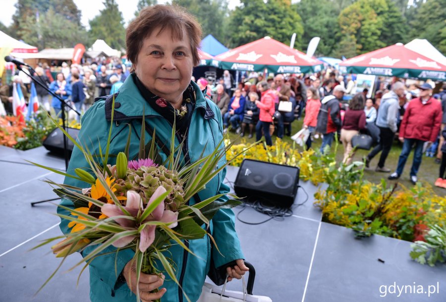 Laureaci konkursu "Gdynia w Kwiatach" odebrali z rąk przewodniczącej Rady Miasta Joanny Zielińskiej nagrody i wyróżnienia // fot. Przemysła Świderski