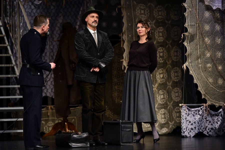 Zdjęcie z próby do przedstawienia „Arszenik i stare koronki” Josepha Kesselringa w reżyserii Krzysztofa Babickiego, które od 13 lutego będzie można zobaczyć w Teatrze Miejskim w Gdyni // fot. Roman Jocher