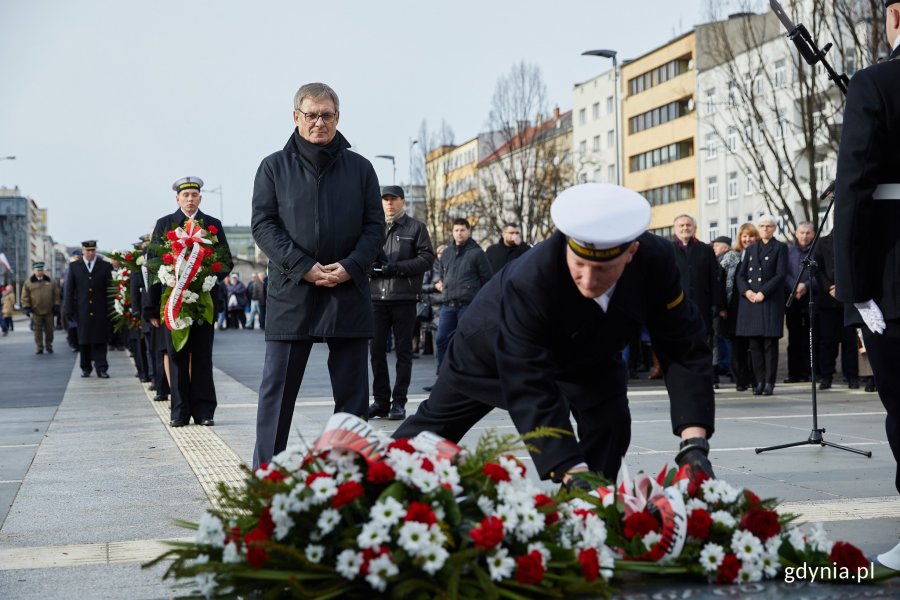 Uroczystości oficjalne pod pomnikiem Polski Morskiej z okazji 93. rocznicy nadania praw miejskich, fot. Dawid Linkowski