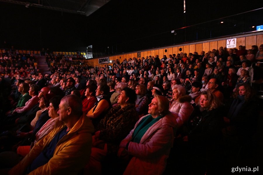 Hala Polsat Plus Arena Gdynia, trybuny, ludzie na krzesełkach, przyciemnione światło