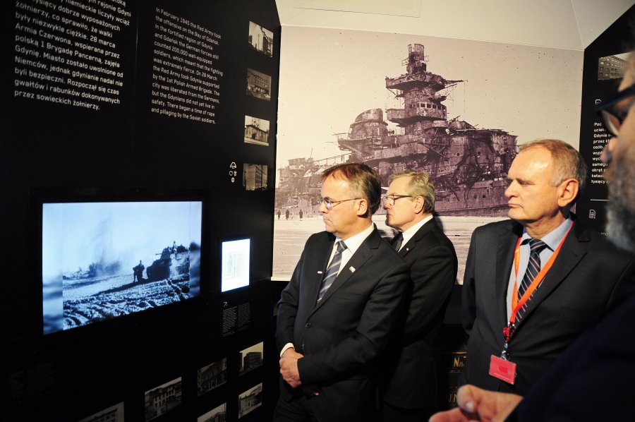 Dyrektor Muzeum Miasta Gdyni opowiada gościom o wystawie stałej Muzuem Miasta Gdyni, fot. Michał Kowalski