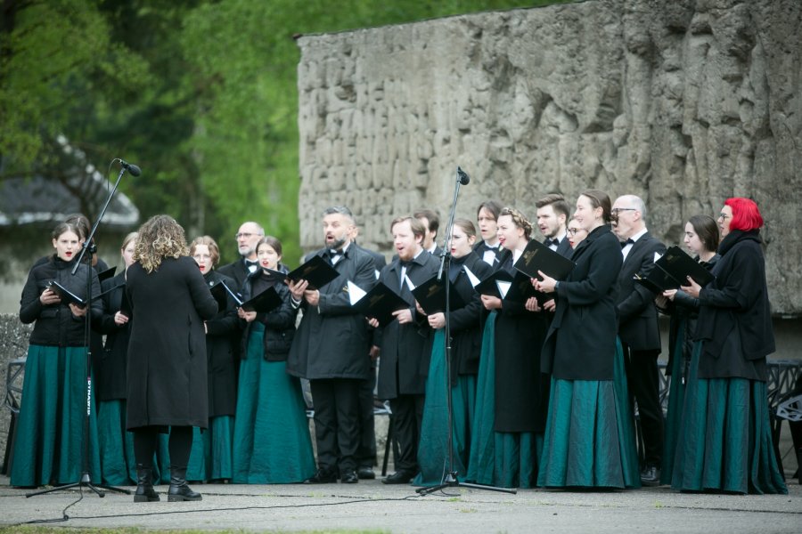 Akademicki Chór Uniwersytetu Gdańskiego podczas występu na uroczystościach z okazji 80. rocznicy wyzwolenia obozu koncentracyjnego Stutthof 