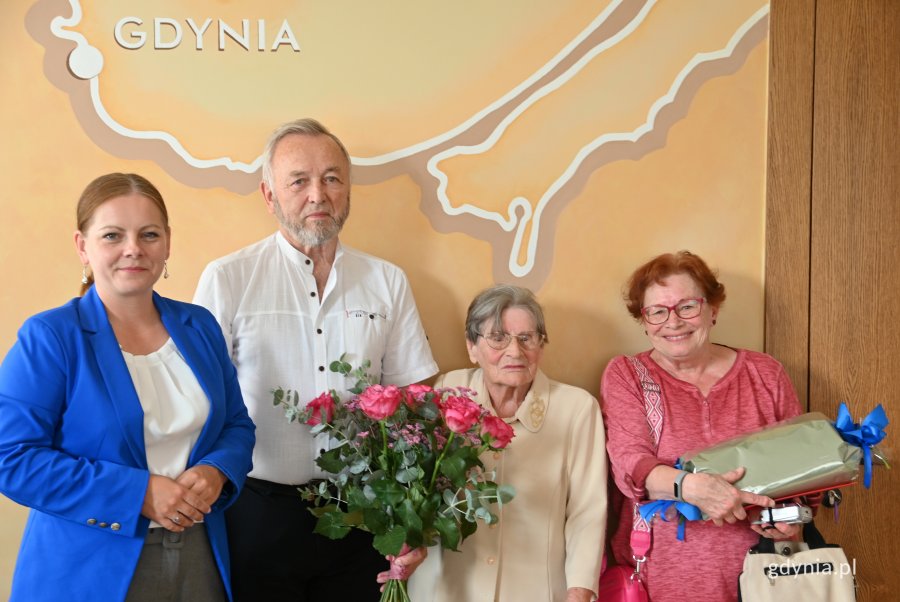 Na zdjęciu uśmiechnięci ludzie