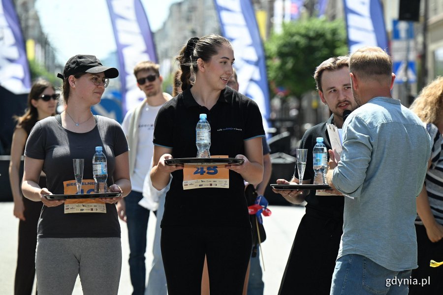 Podczas Kulinarnej Świętojańskiej nie zabrakło kluczowego punktu programu - Biegu Kelner&oacute;w. Na zdjęciu uczestnicy kategorii Profesjonaliści (fot. Michał Puszczewicz)