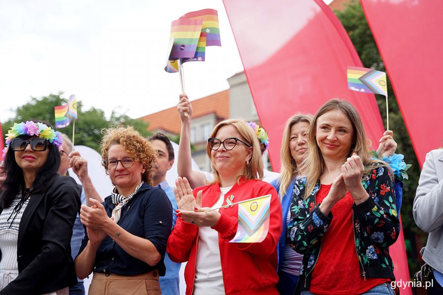 Wiceprezydentka Gdyni Oktawia Gorzeńska podczas części oficjalnej X Trójmiejskiego Marszu Równości (na środku), obok minister rodziny, pracy i polityki społecznej Agnieszka Dziemianowicz-Bąk oraz prezydentka Sopotu Magdalena Czarzyńska-Jachim (fot. Mirosław Pieślak)