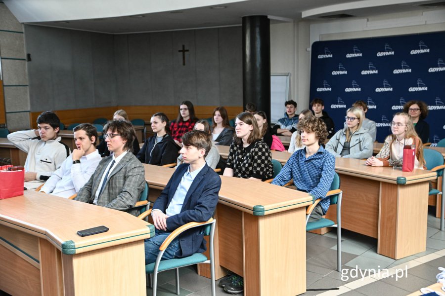 Spotkanie młodzieży z Polskiej Szkoły Średniej im. Ity Kozakiewicz w Rydze w Urzędzie Miejskim w Gdyni. fot. Michał Sałata