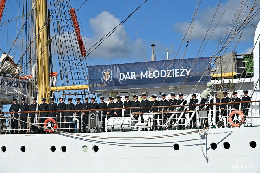 Studenci, kt&oacute;rzy odbywali praktyki na &bdquo;Darze Młodzieży&rdquo;, zgromadzeni na pokładzie podczas wpłynięcia do gdyńskiego portu 