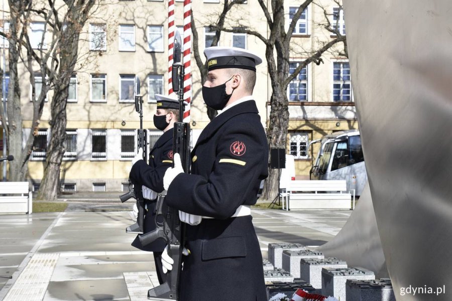 Posterunek honorowy przy pomniku Polski Morskiej.