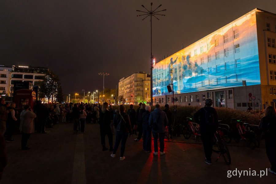 &bdquo;Zaczęło się  od morza. Baśniowa opowieść o Gdyni&rdquo;, video mapping na fasadzie urzędu miasta i widzowie